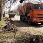 В Энгельсе рабочие МКУ «Городское хозяйство» продолжают очищать город от мусора